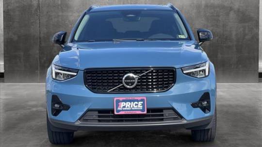 2023 volvo xc40 b5 plus dark theme