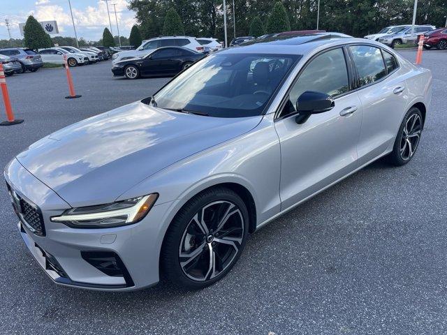 2024 volvo s60 core dark theme