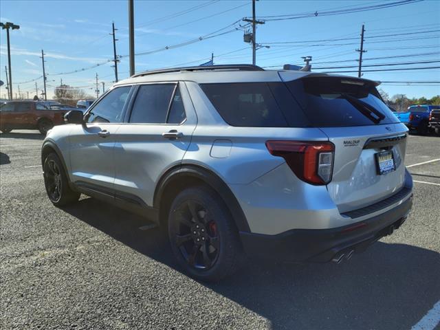 2022 ford explorer st