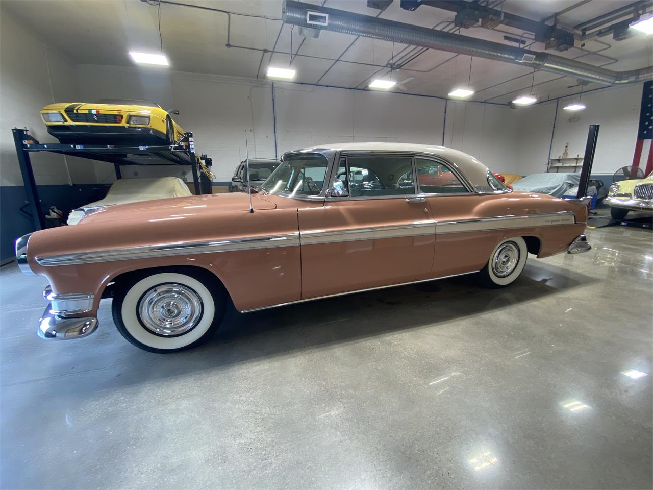chrysler new yorker coral/white
