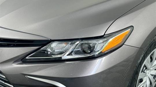 2022 toyota camry hybrid le