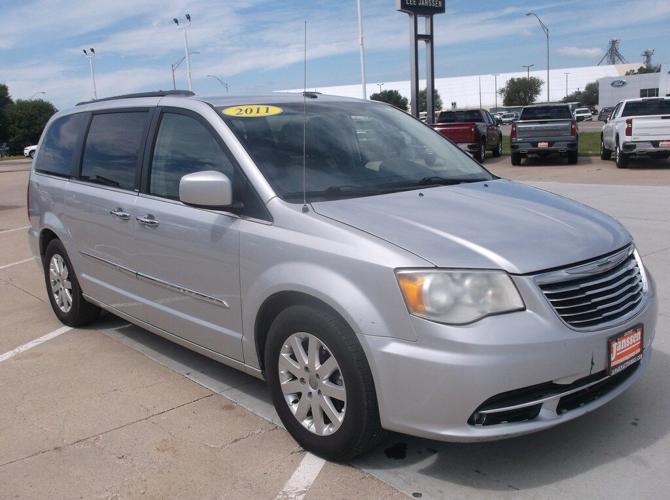 used 2011 chrysler town & country touring-l holdrege, ne 68949 for sale in holdrege, nebraska
