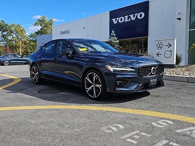 2024 volvo s60 plus dark theme