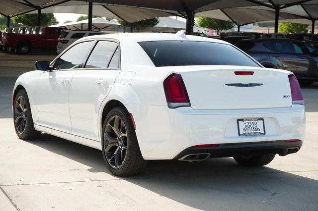 2023 chrysler 300 touring