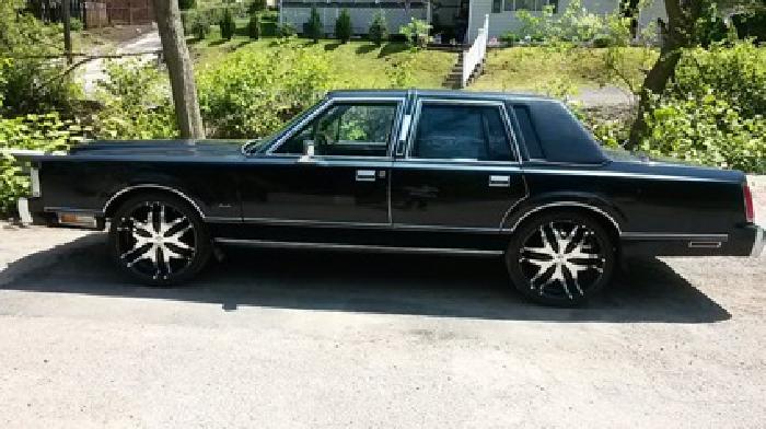 lincoln town car sitting on 22s in pittsburgh, pa
