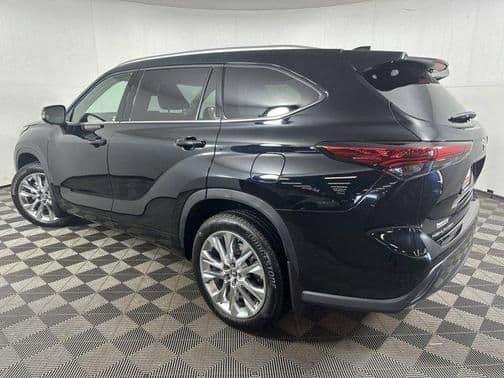 2023 toyota highlander limited in davenport, iowa