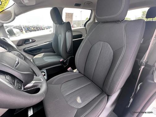 2022 chrysler voyager in saint louis, missouri