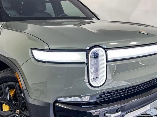 2022 rivian r1s