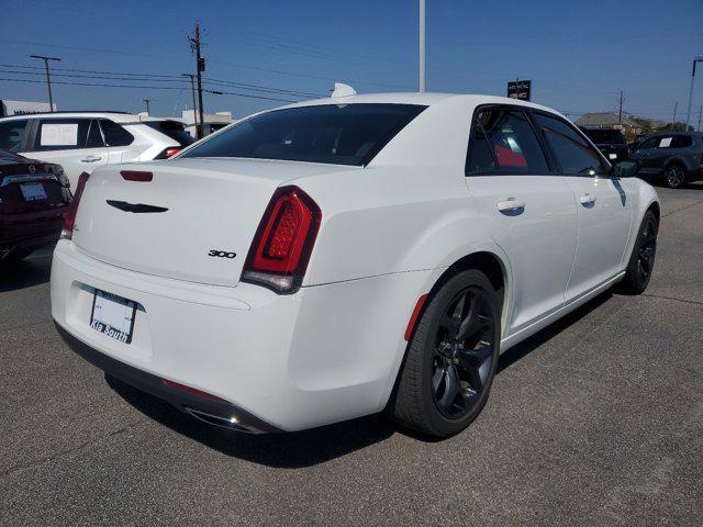 2022 chrysler 300 touring