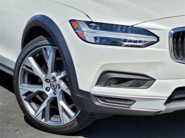 2022 volvo v90 cross country b6