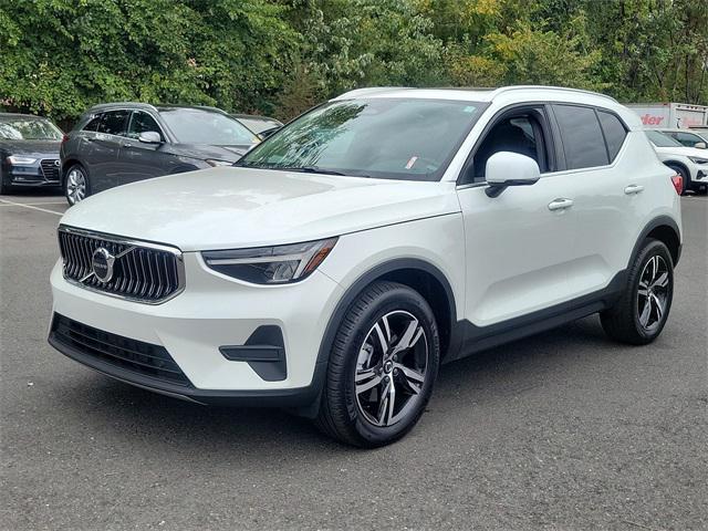 2024 volvo xc40 b5 core bright theme