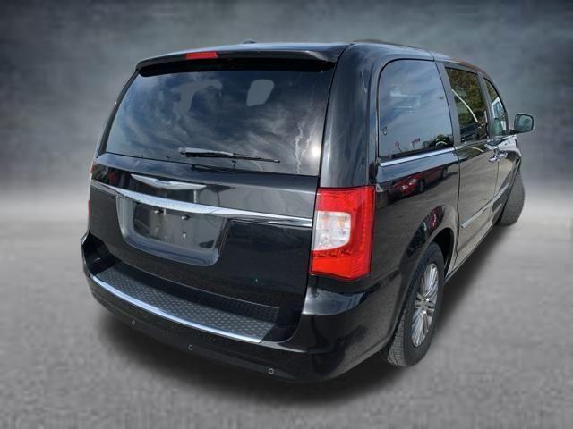 2016 chrysler town & country touring-l