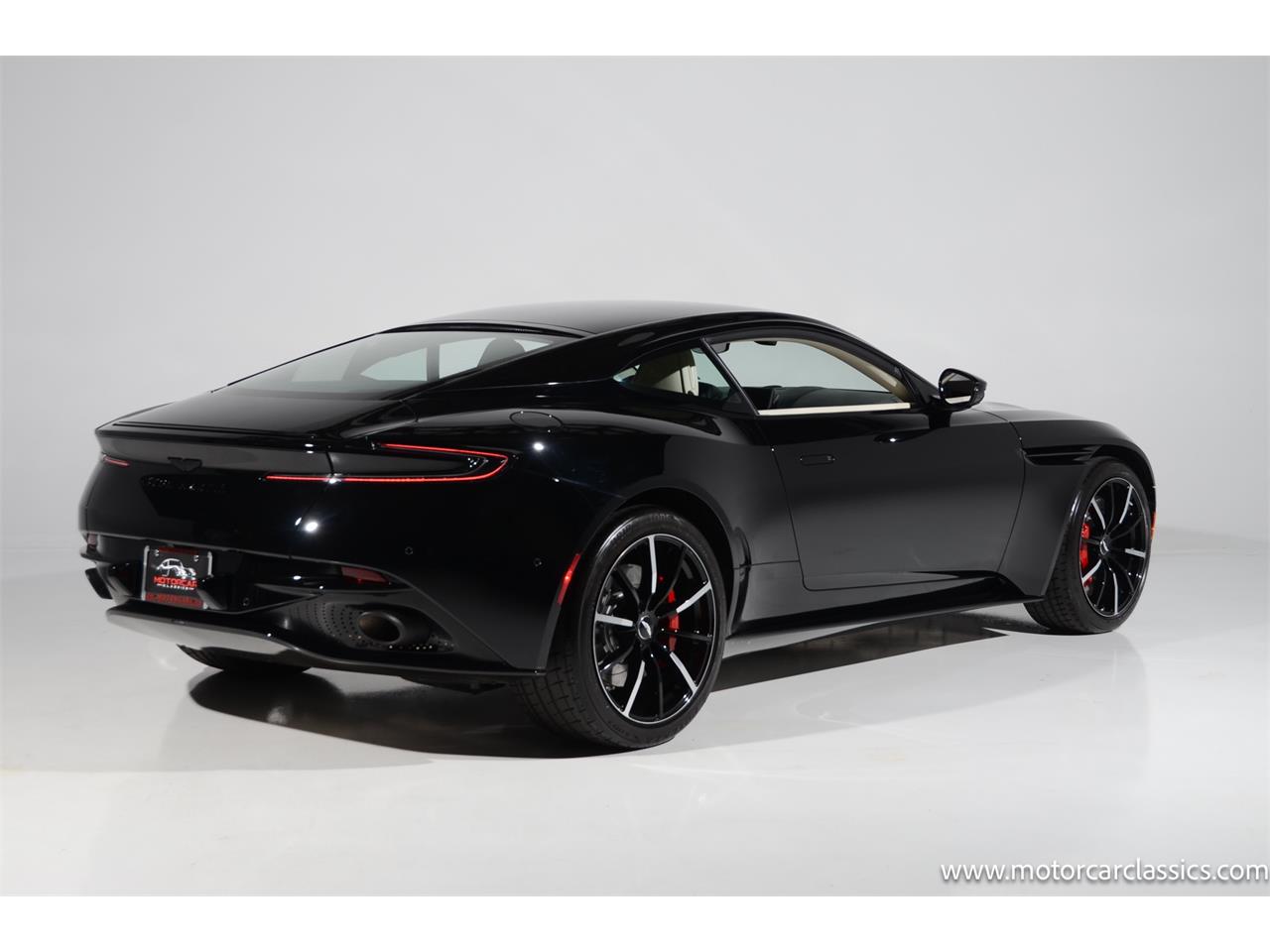 2022 aston martin db11