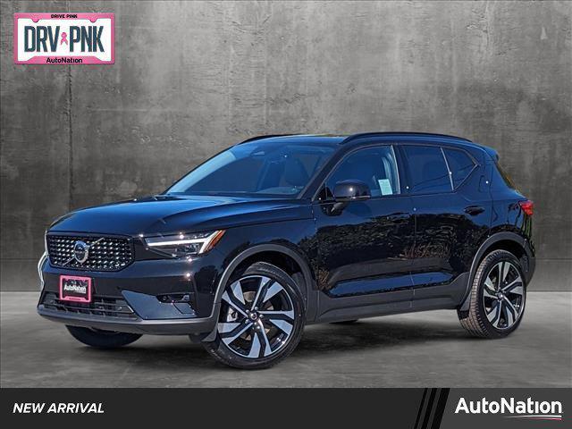 2024 volvo xc40 b5 plus dark theme