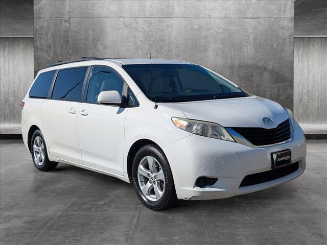 2012 toyota sienna le