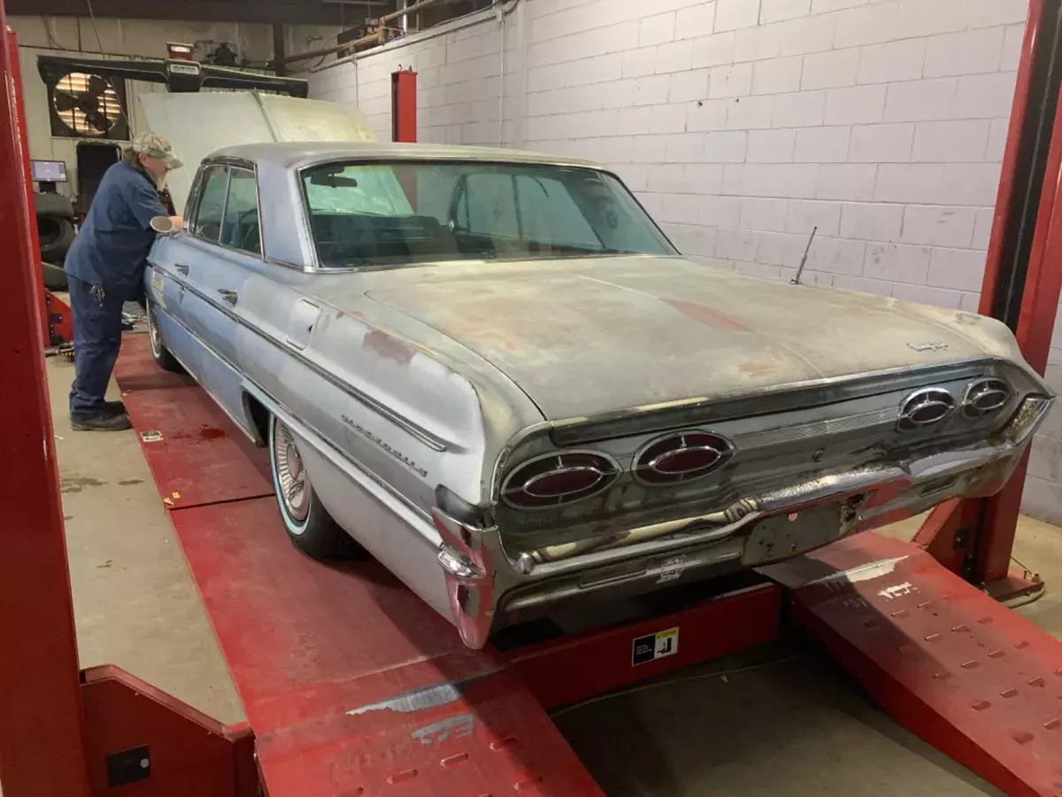 1962 oldsmobile ninety-eight holiday