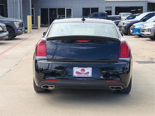 2022 chrysler 300 s