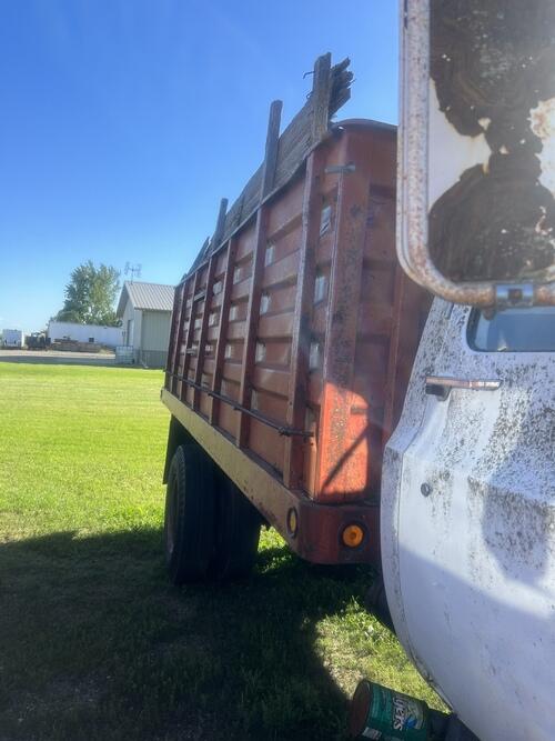 1976 chev v8 4-2 single ax. needs brakes except hand brake. drive 45 or. 50 but
