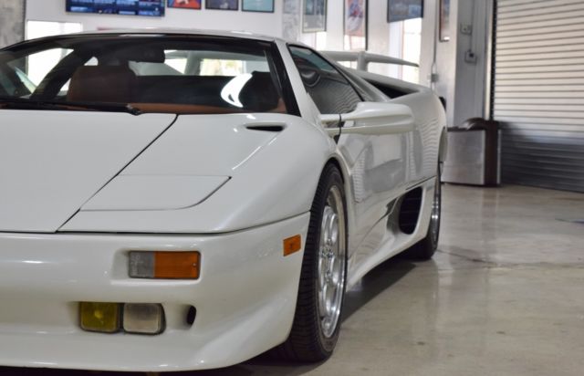beautiful pearl white / cocoa brown recently serviced only 24k km!!