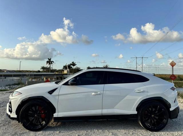 2019 lamborghini urus base