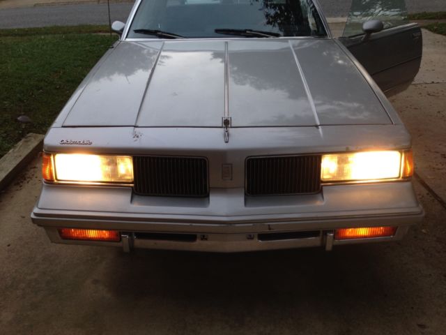 classic '87 oldsmobile cutlass supreme se, silver/blue, auto. 3.8l v6, 2dr coupe