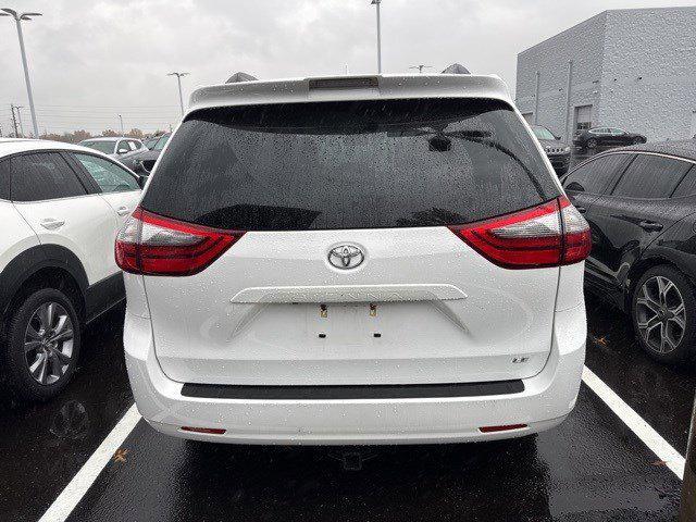 2020 toyota sienna le