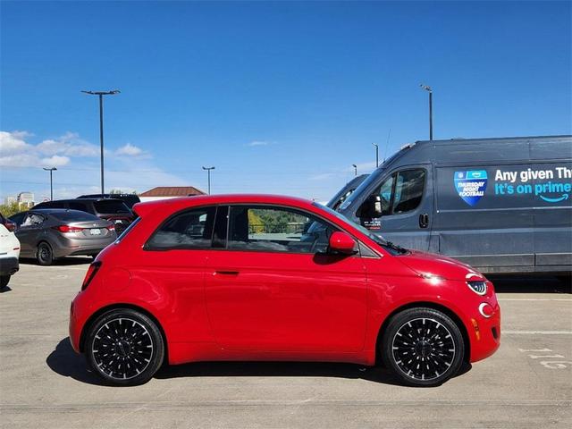 2024 fiat 500e base