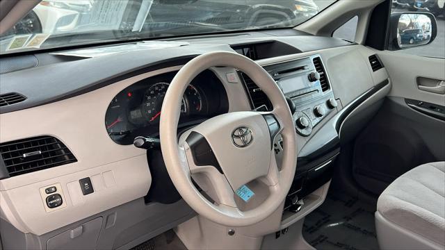 2012 toyota sienna le