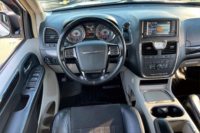 2016 chrysler town & country limited