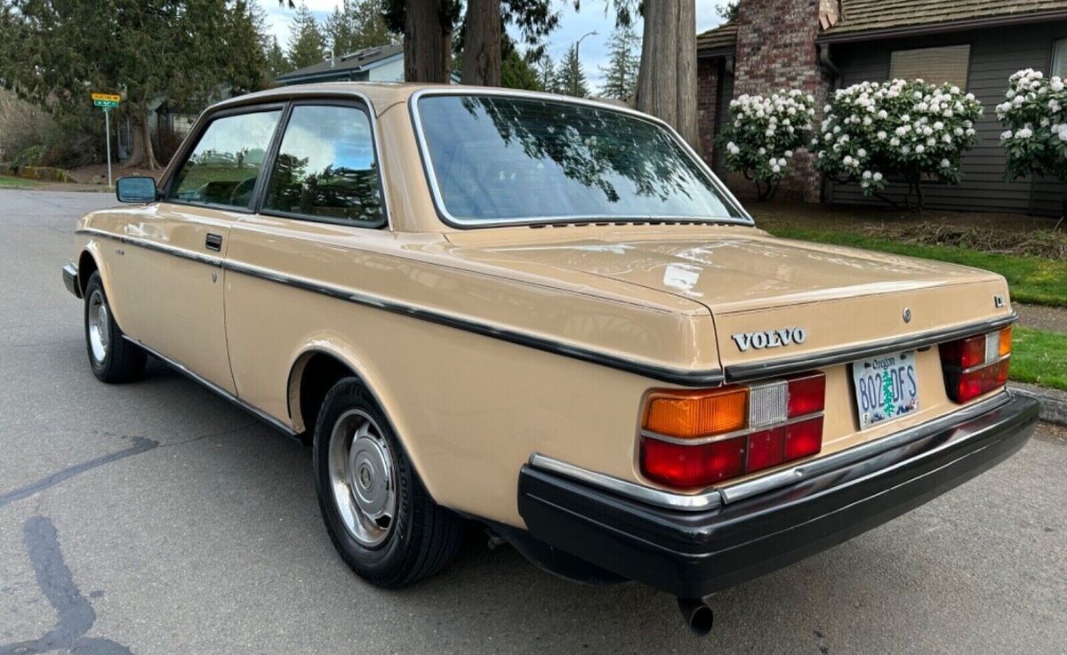 1984 volvo 240 242 coupe runs great, ac! well maintained! no rust! must see!
