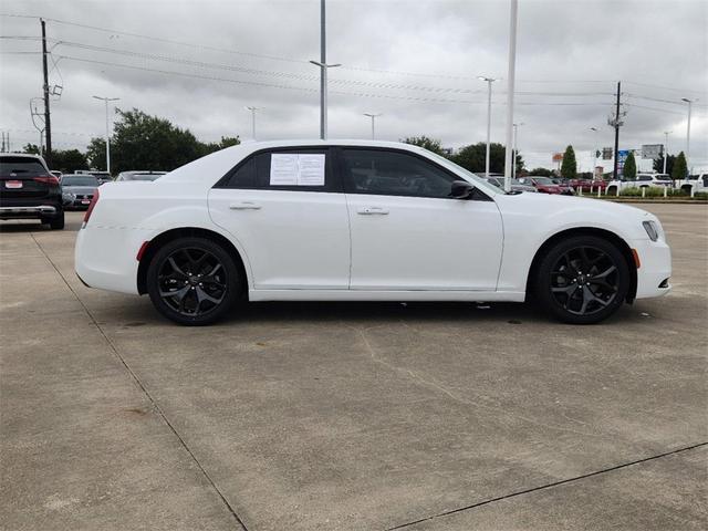2022 chrysler 300 touring