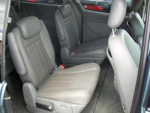 2005 chrysler town country touring in illinois