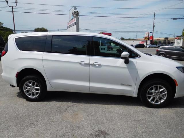 2022 chrysler voyager lx