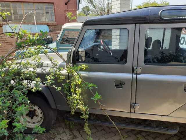 land rover defender stationwagon