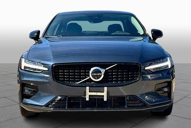 2024 volvo s60 b5 plus dark theme