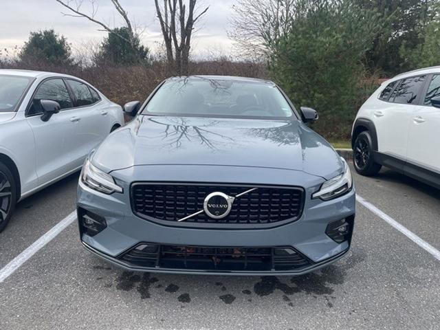 2024 volvo s60 b5 plus dark theme