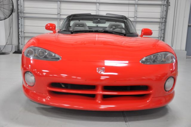 1993 dodge viper, very viper red with 7k miles, one owner, rare antenna car