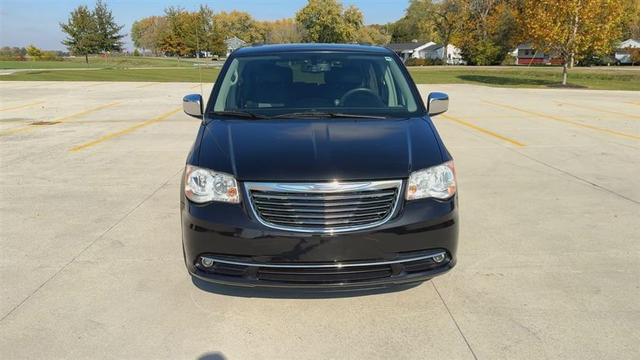 2013 chrysler town & country touring-l
