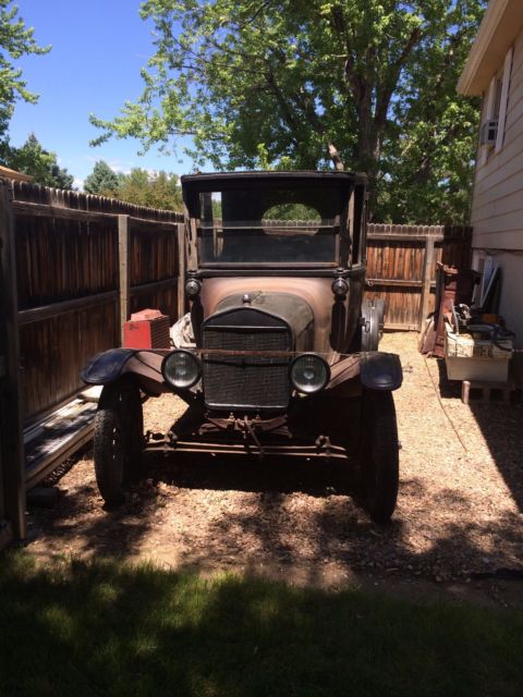 1917-1919 (?) model t ford sedan (center door)