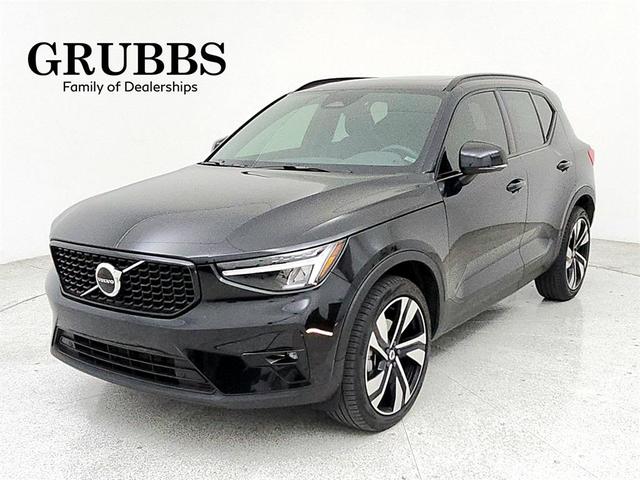 2023 volvo xc40 b5 plus dark theme