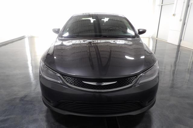 2017 chrysler 200 lx
