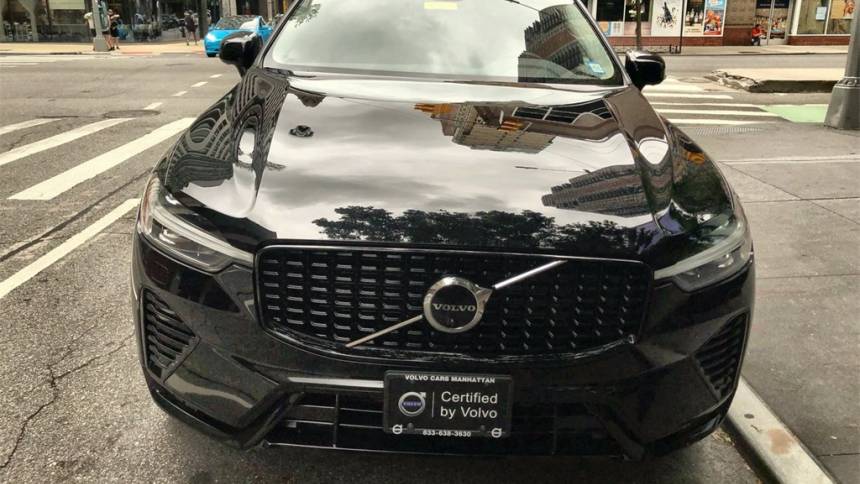 2023 volvo xc60 b5 plus dark theme
