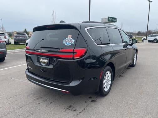 2022 chrysler pacifica touring-l in menomonee falls, wisconsin