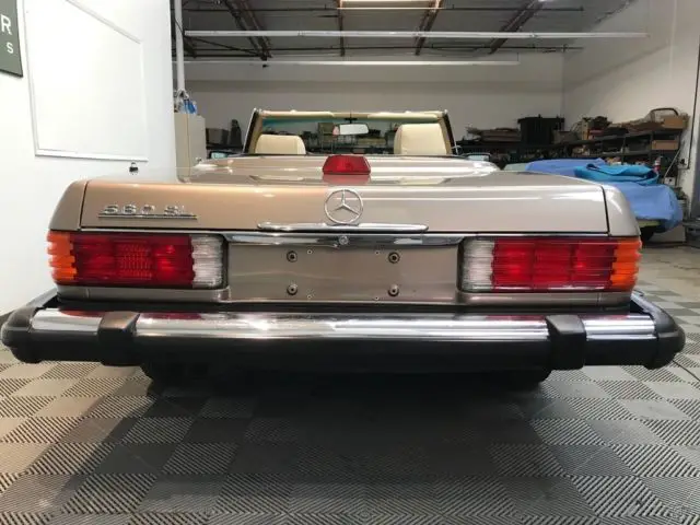 1987 mercedes benz 560 sl convertible. 59,331 miles. beautiful low mileage car
