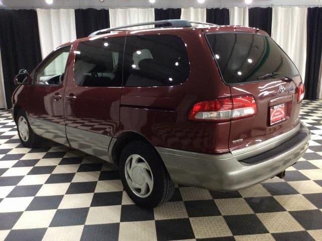 2001 toyota sienna le minivan in machesney park, illinois