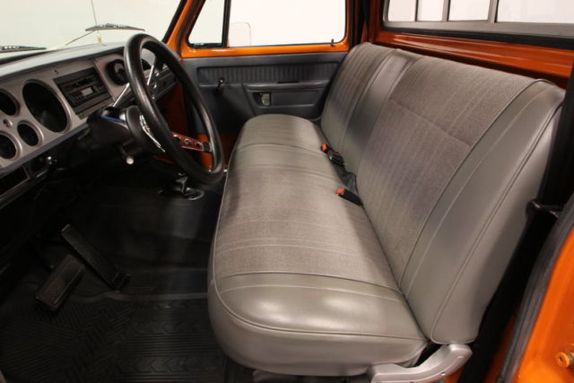 rare short-bed 4x4, strong 318 v8, r134 ac, excellent paint, super nice truck!