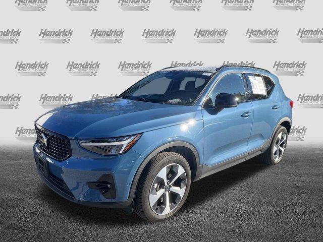 2024 volvo xc40 b5 plus dark theme