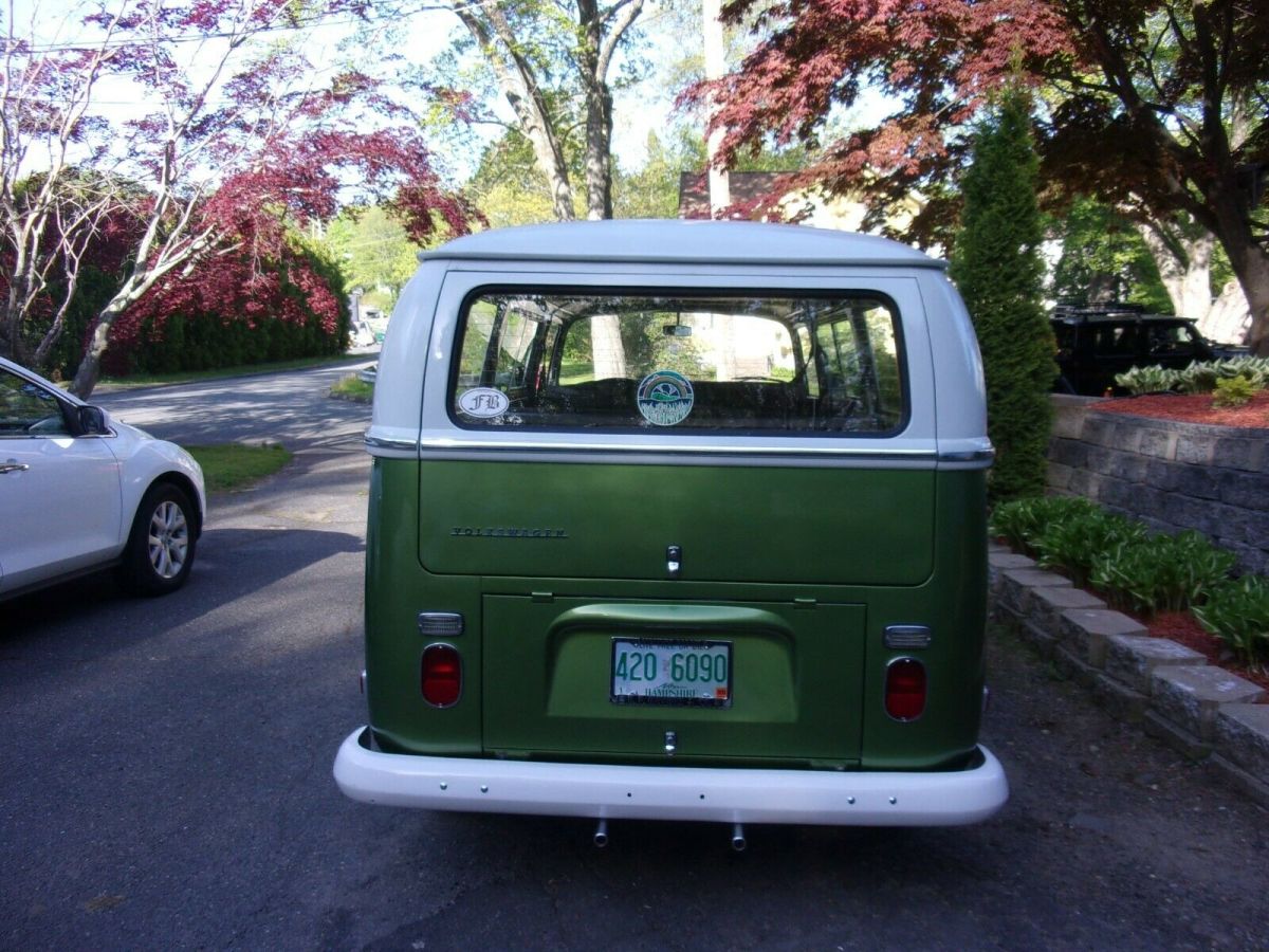 1971 volkswagen bus / vw camper / weekender / kombi / air cooled