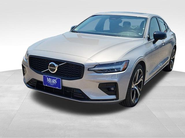2024 volvo s60 b5 plus dark theme