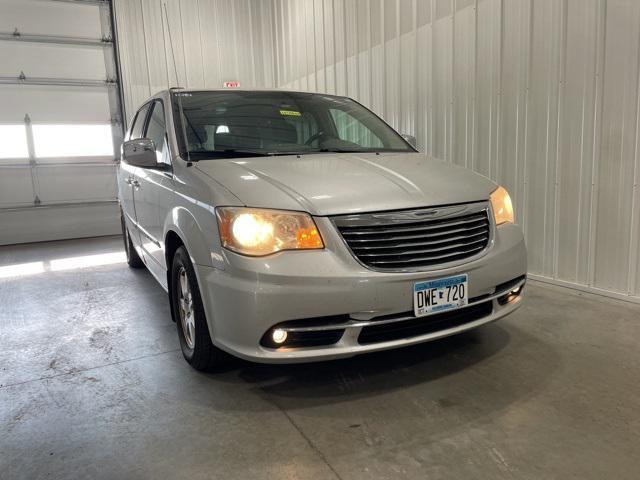 2011 chrysler town & country touring-l